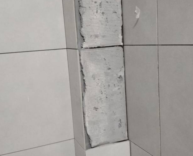 溧水瓷砖空鼓维修公司分享下瓷砖施工前基层浇水润湿程度不足，可能导致以下问题