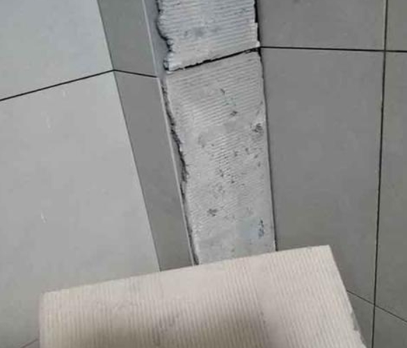 溧水瓷砖空鼓维修公司分享下厨房瓷砖脱落的补救措施。